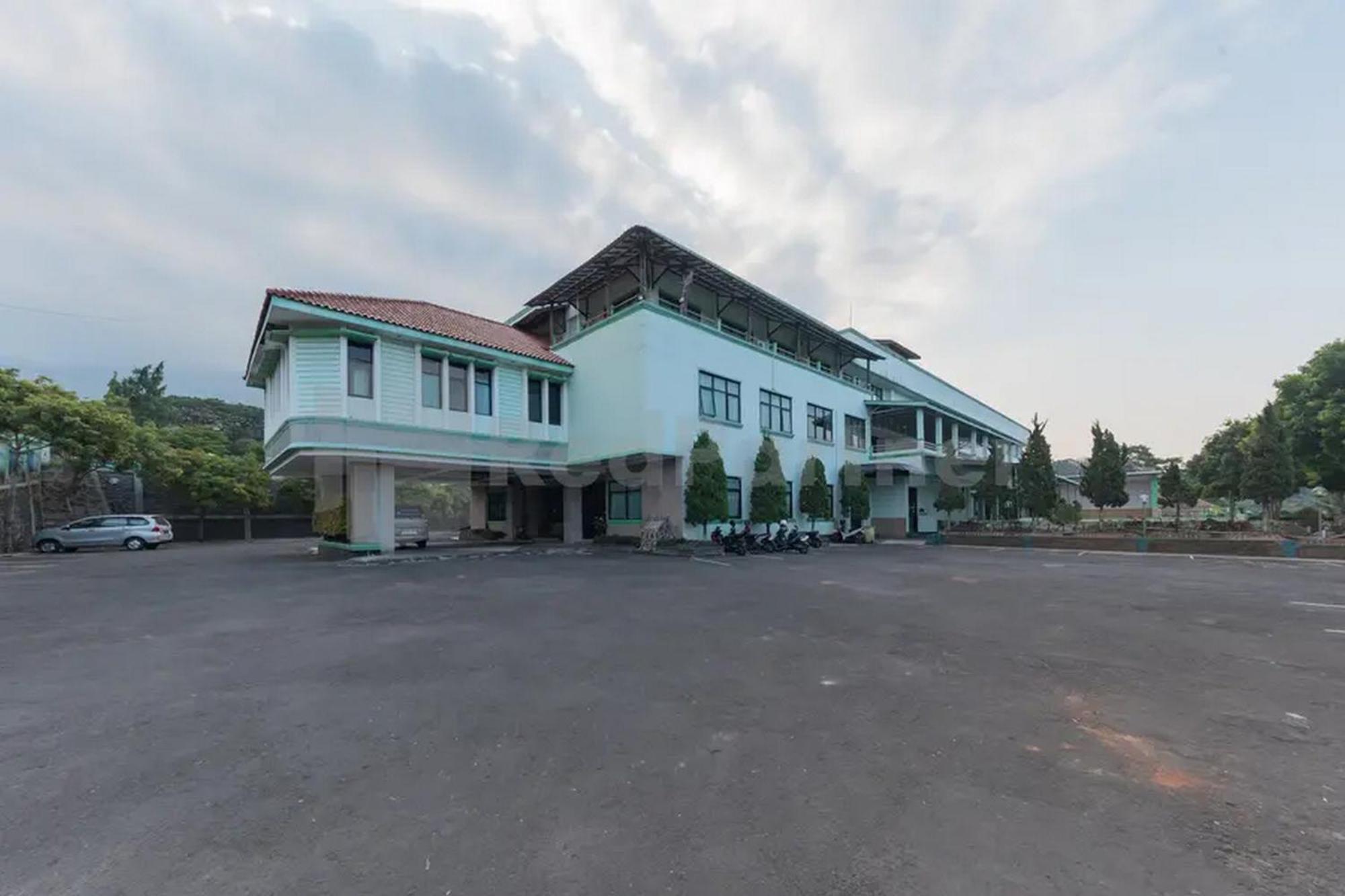 Hotel Ayong Linggarjati Kuningan Mitra Reddoorz Exterior photo