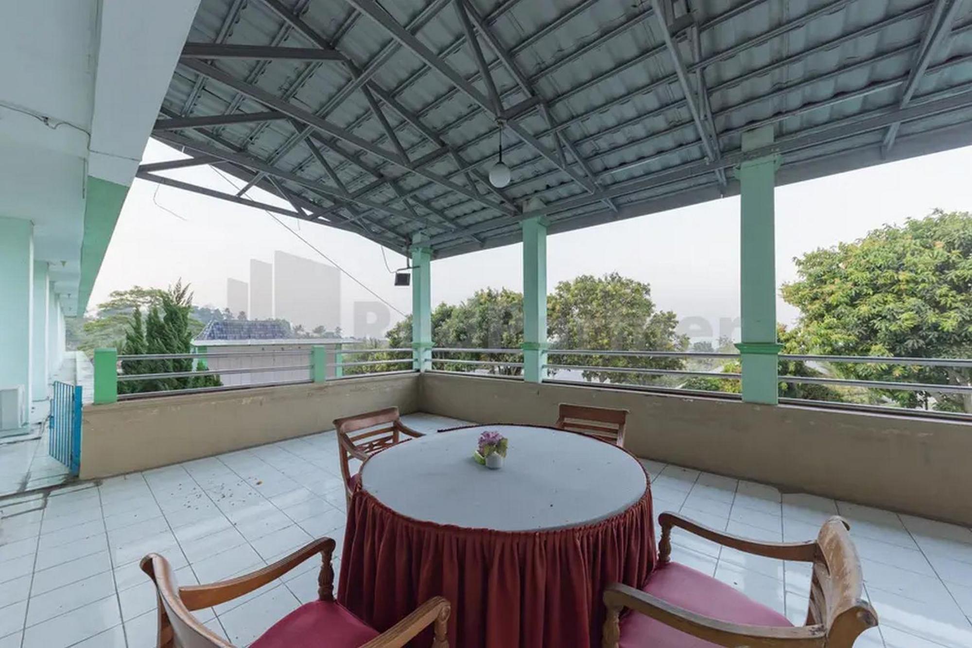 Hotel Ayong Linggarjati Kuningan Mitra Reddoorz Exterior photo